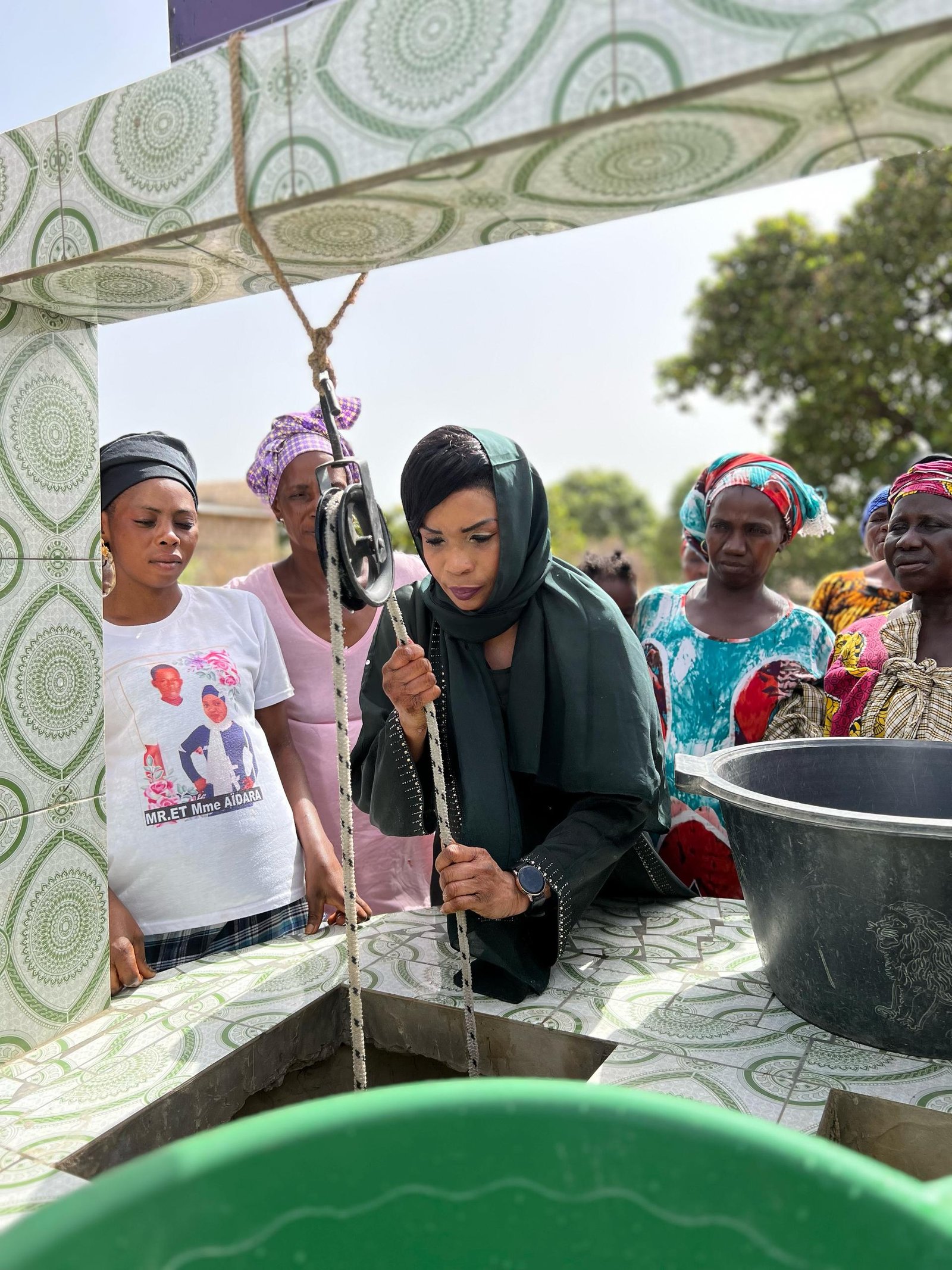 Ndeye Fatou tire l'eau du puits